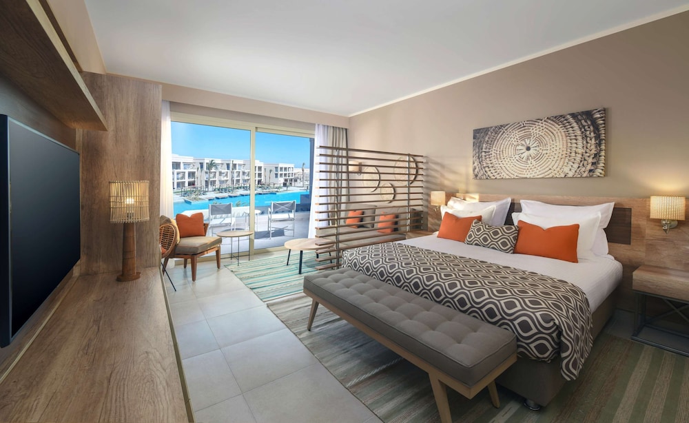 Superior Room, Pool View (Grand) - Photo 1