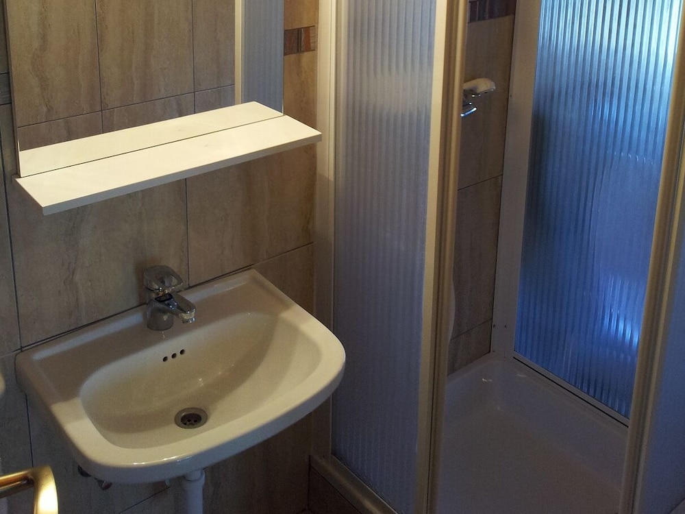 Apartment (Anthony - 50m from the beach & parkin)