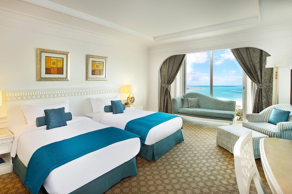 Club Suite with Partial Sea View - Lounge Privileges, Afternoon Tea and Private Beach Access photo 3