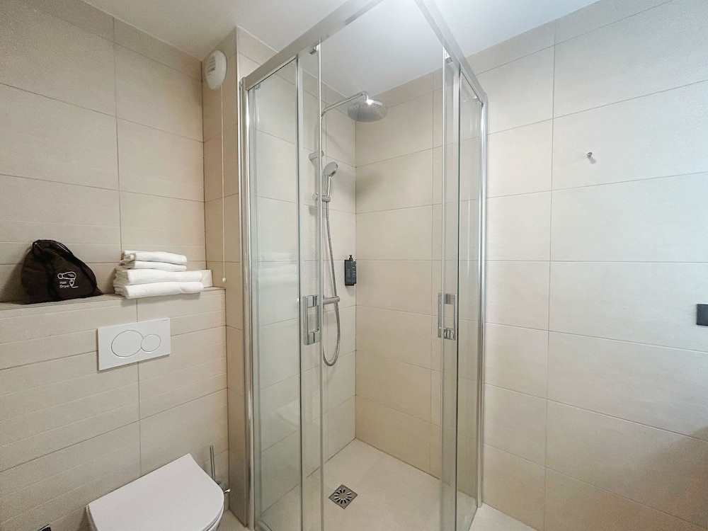 Standard Room, 2 Twin Beds, City View - Photo 7