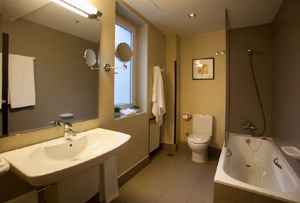 Standard Triple Room, 3 Twin Beds - Photo 7