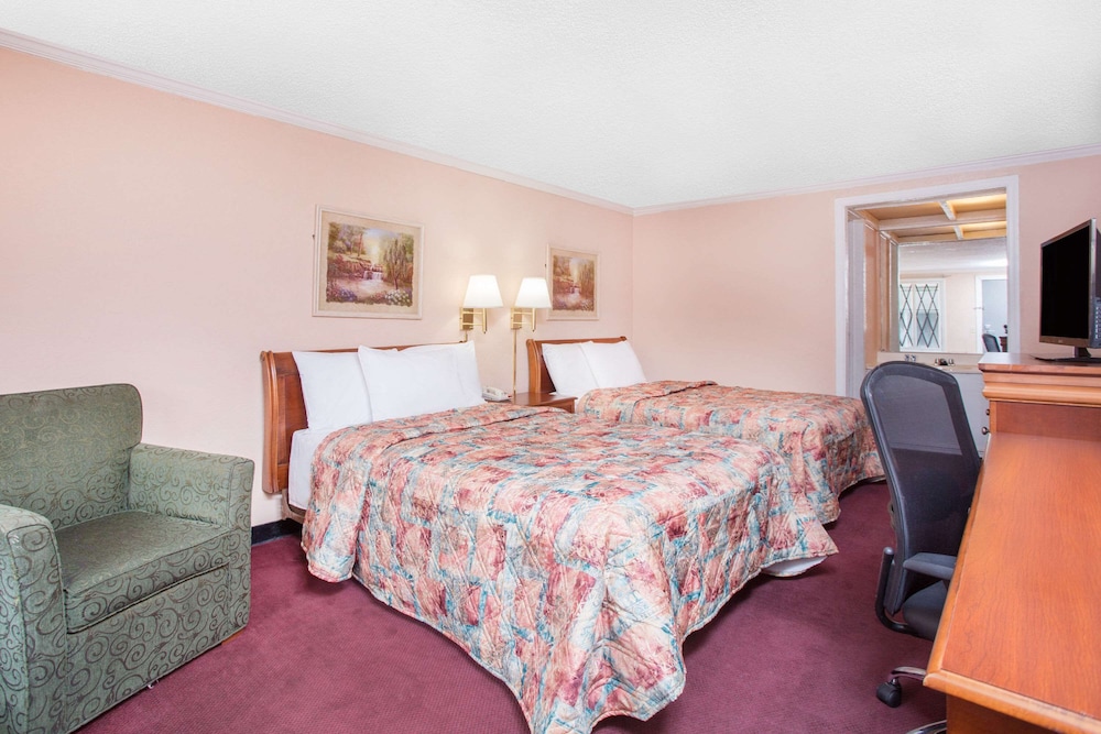 Room, 1 King Bed, Non Smoking - Photo 3