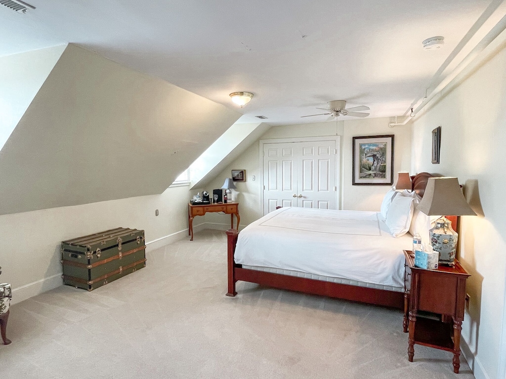 Jefferson King Bed