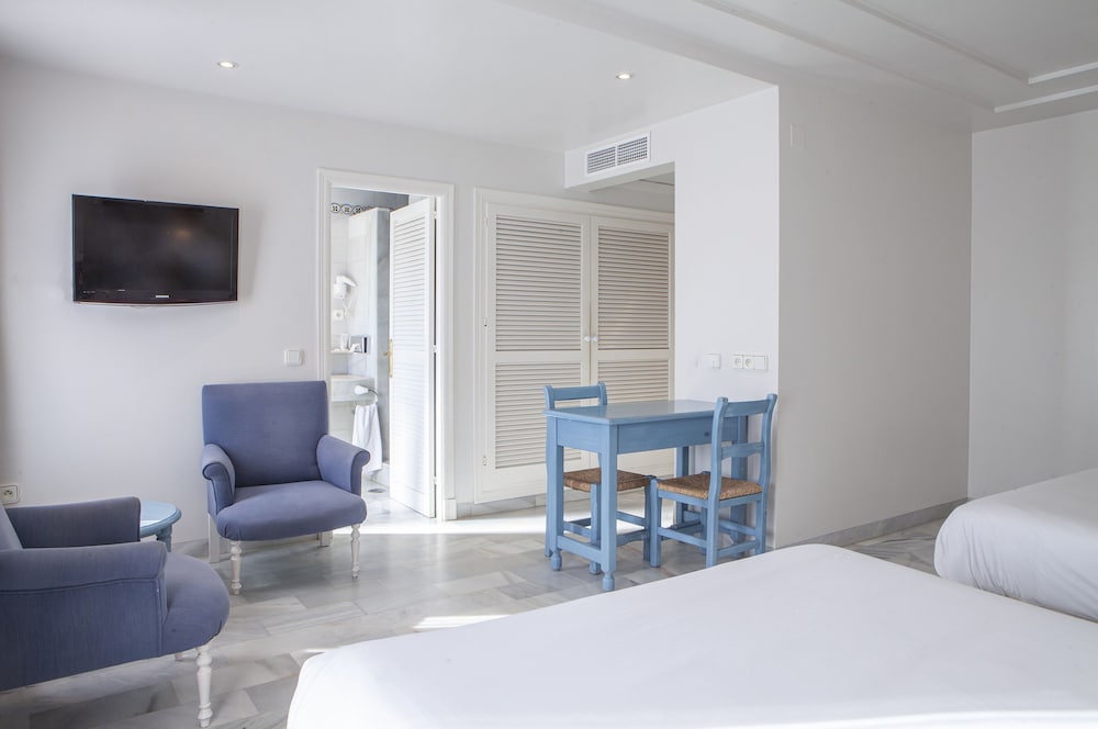 Superior Double Room (3 Adults) - Photo 10