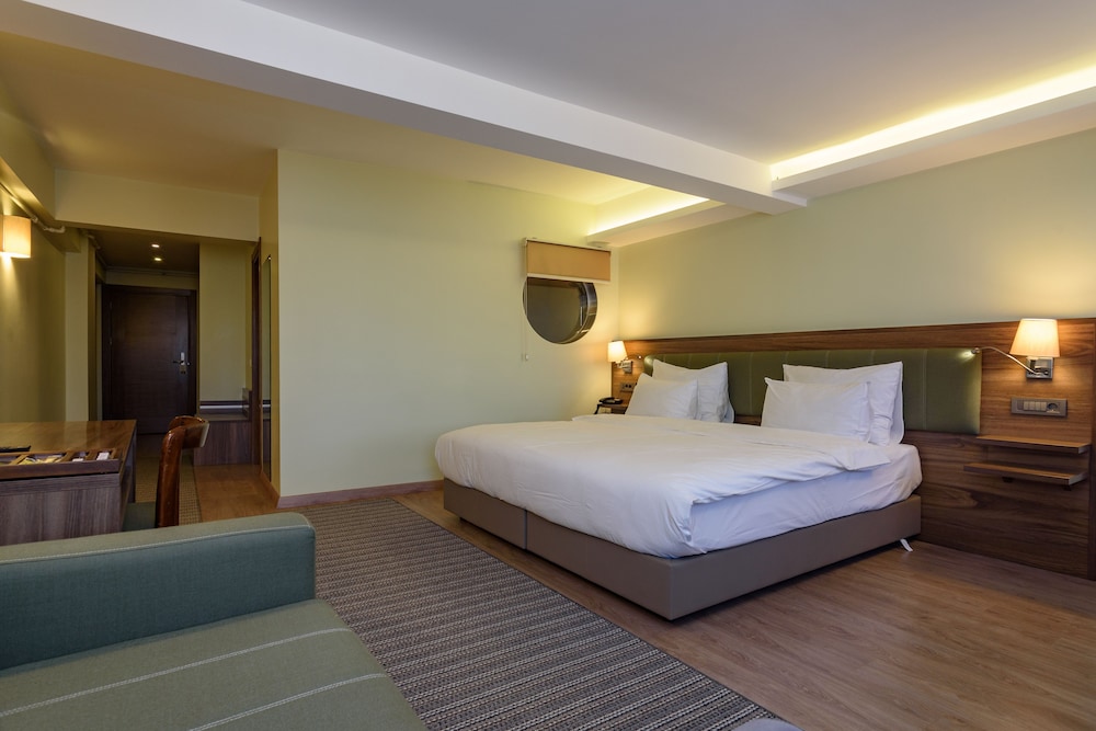 Connecting Family Suite (8 People)
