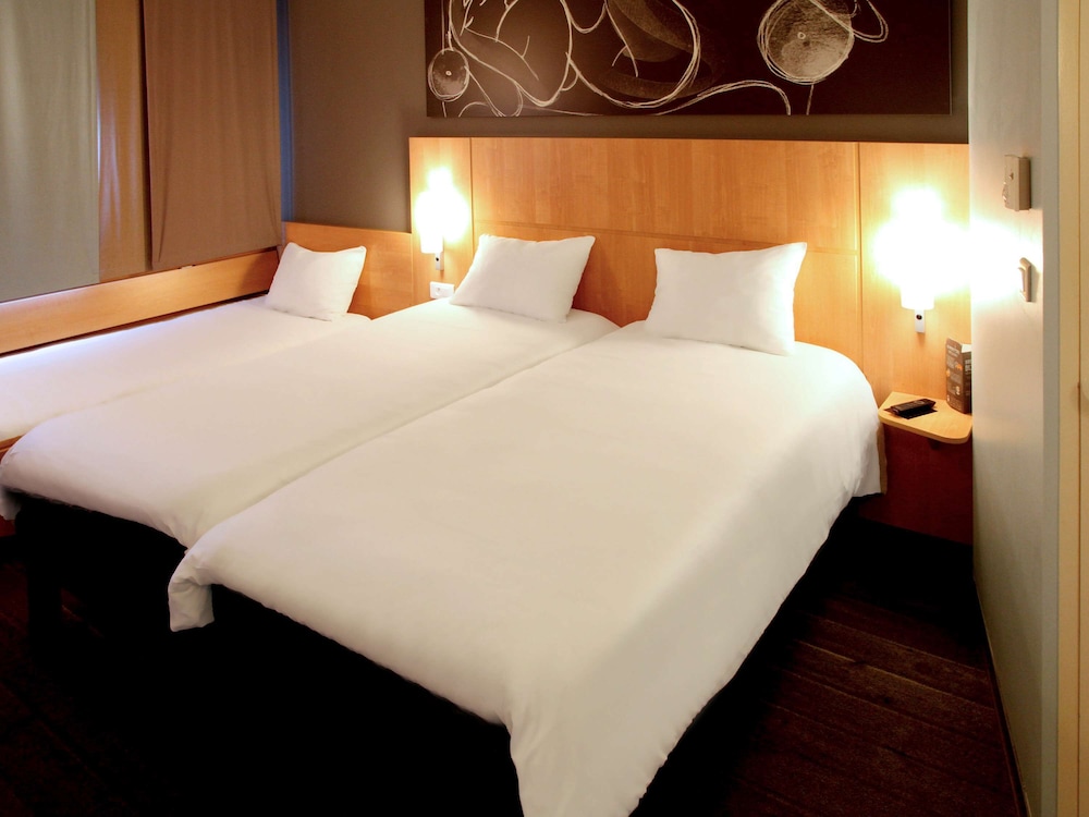 Standard Room, 3 Twin Beds photo 2