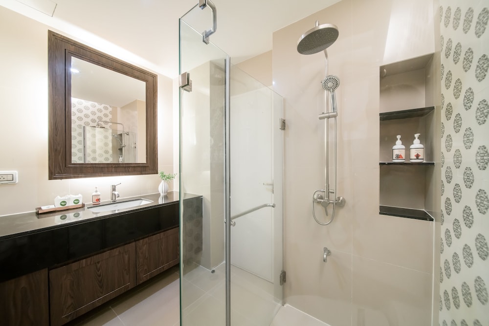 Deluxe Pool View Room with Kitchenette - Photo 21