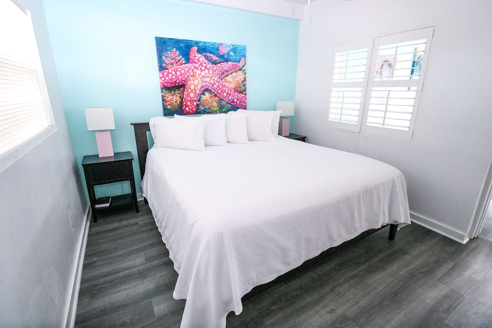 Oceanfront King Suite w/ Beach Walkout & Kitchen