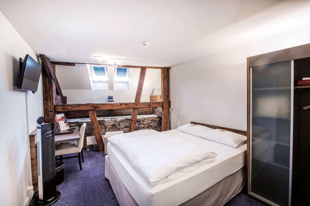 Economy Room, 1 Queen Bed thumbnail 5