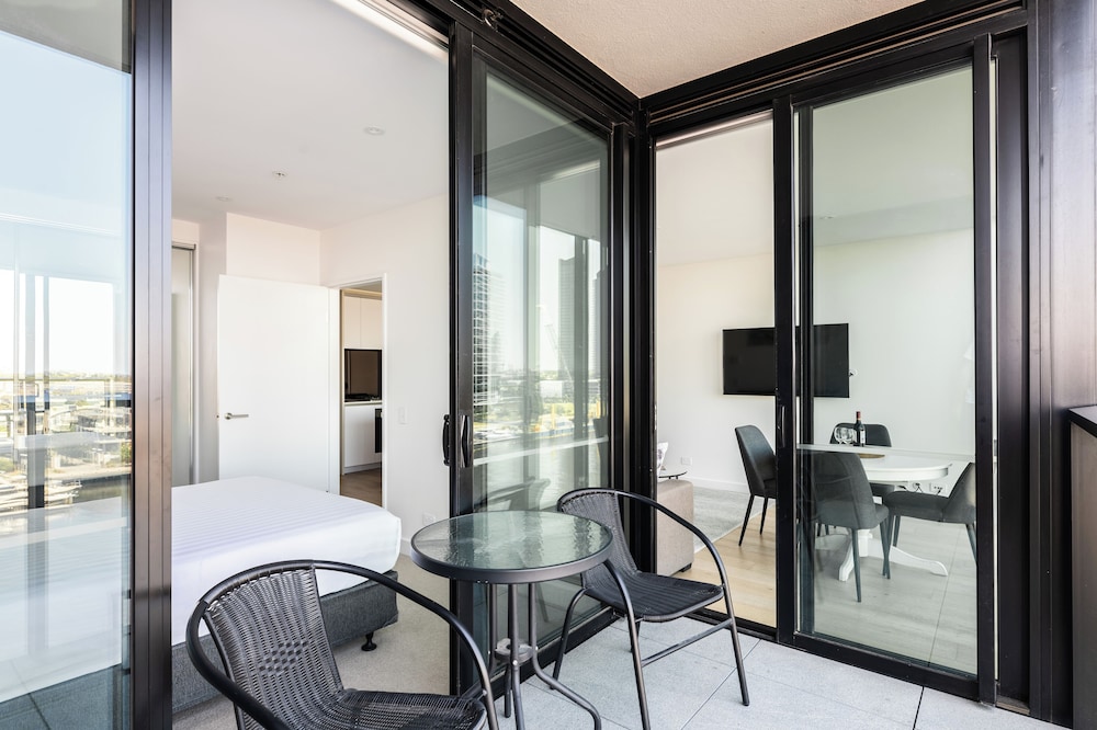 Two-Bedroom Two-Bathroom Apartment with Yarra Views - Photo 5