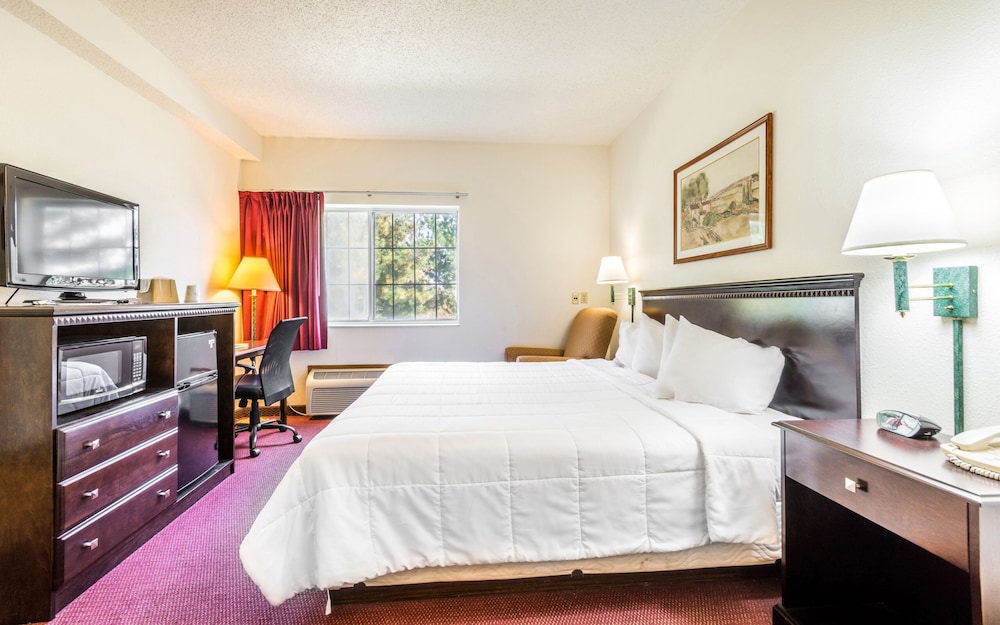 Deluxe King Room Wheelchair Accessible Private bath photo 1