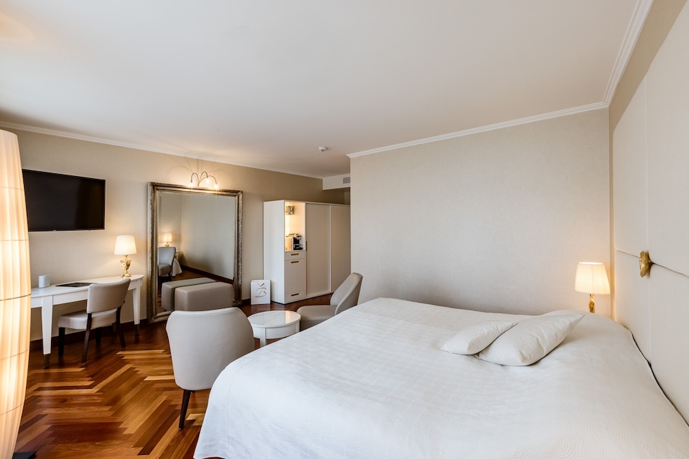 Superior Double Room, River View - Photo 5