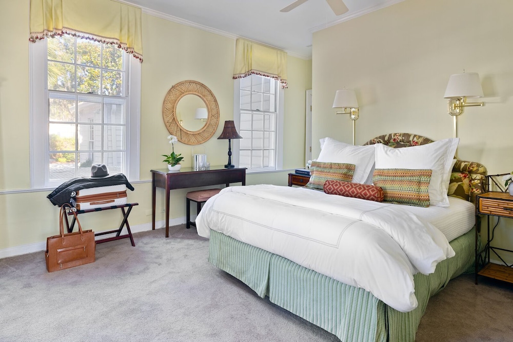 Room 9, Queen Room