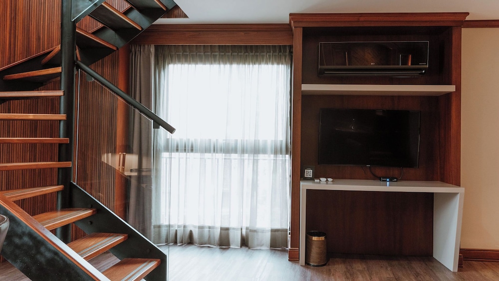 Executive Suite - Photo 13