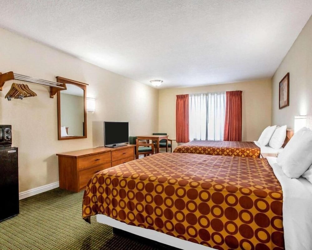 Room, 2 Queen Beds, Smoking - Photo 4