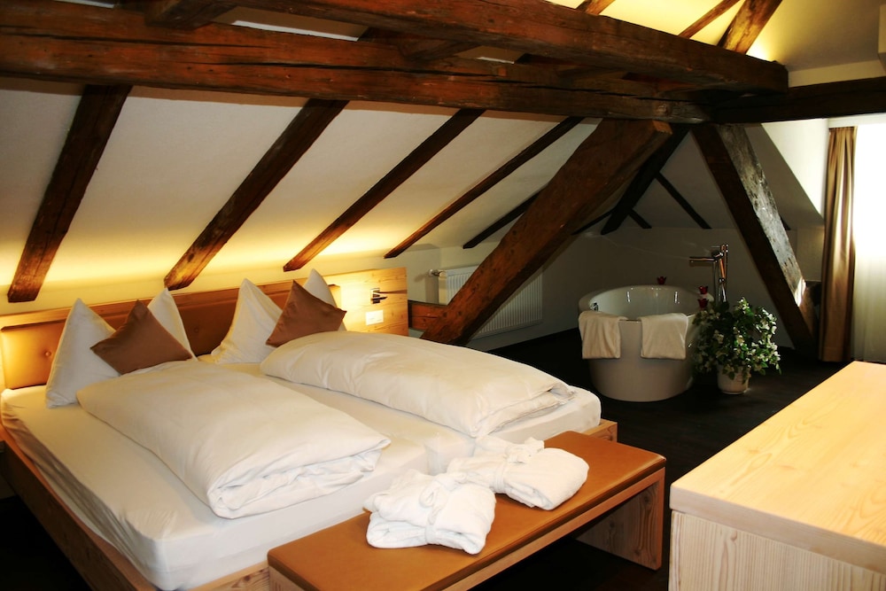 Suite, 2 Twin Beds, Jetted Tub photo 2