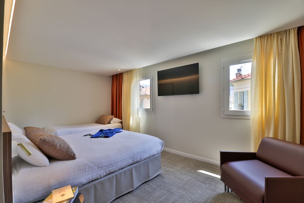 Superior Quadruple Room - Photo 3