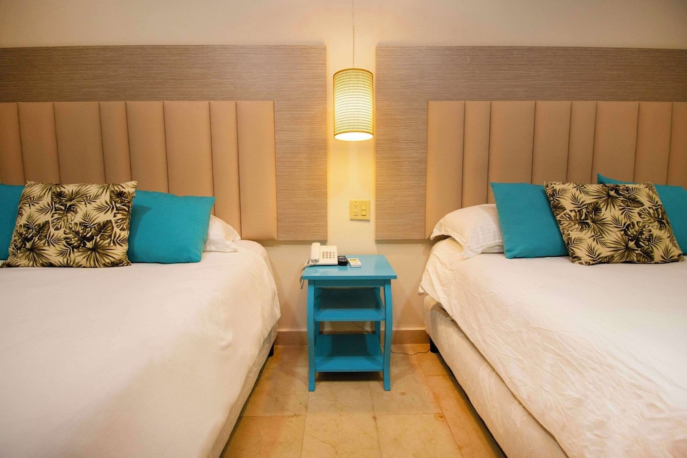 Standard Room, 2 Queen Beds, Non Smoking - Photo 2