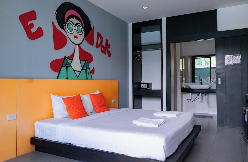 Deluxe Double Room Premium Pool View - Photo 11