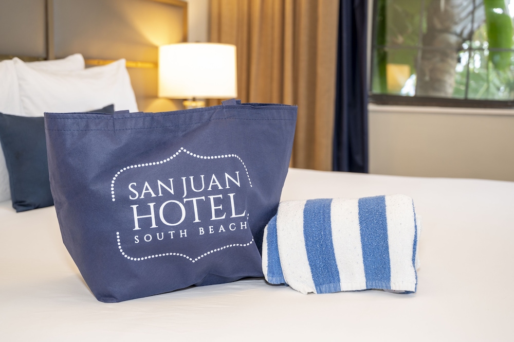 Luxury Double Room, 1 King Bed, Pool View - Photo 9