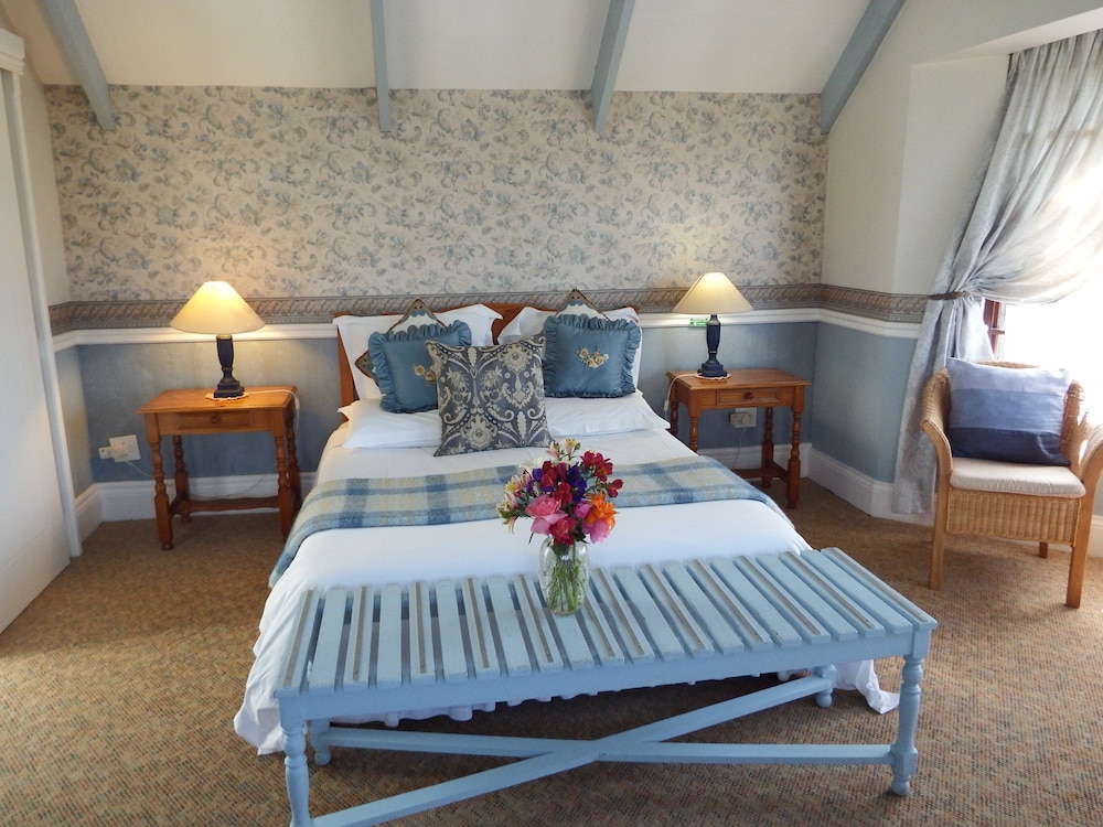 Comfort Room, 1 Queen Bed (Upstairs Wedgewood) photo 1