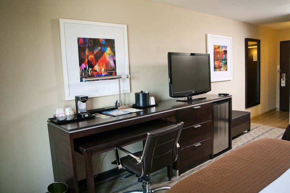Standard Room, 1 King Bed, Accessible, Non Smoking (Communications) - Photo 4