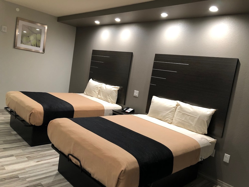 Room, 2 Queen Beds, Refrigerator & Microwave - Photo 1