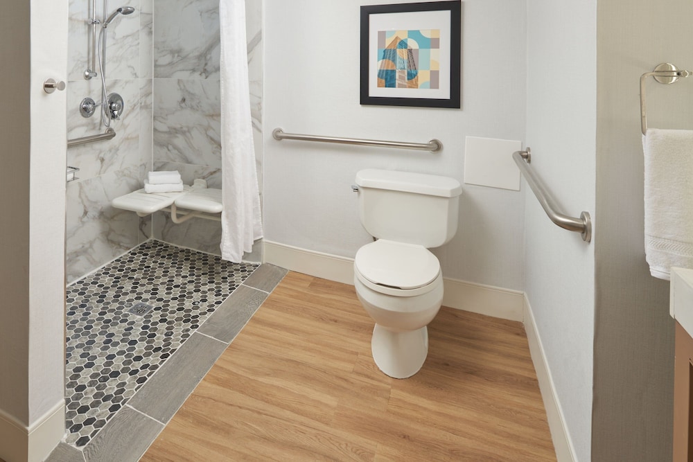 Room, 1 King Bed (Mobility Accessible, Tub) - Photo 4
