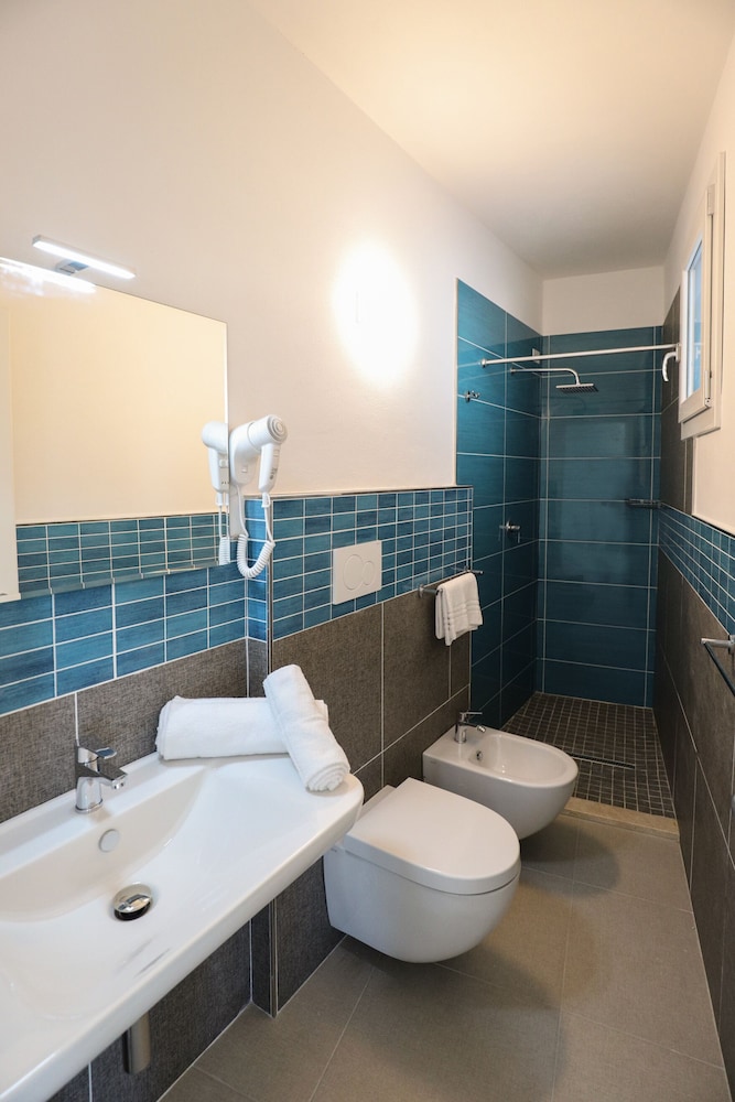 Classic Double Room, Ensuite - Photo 6