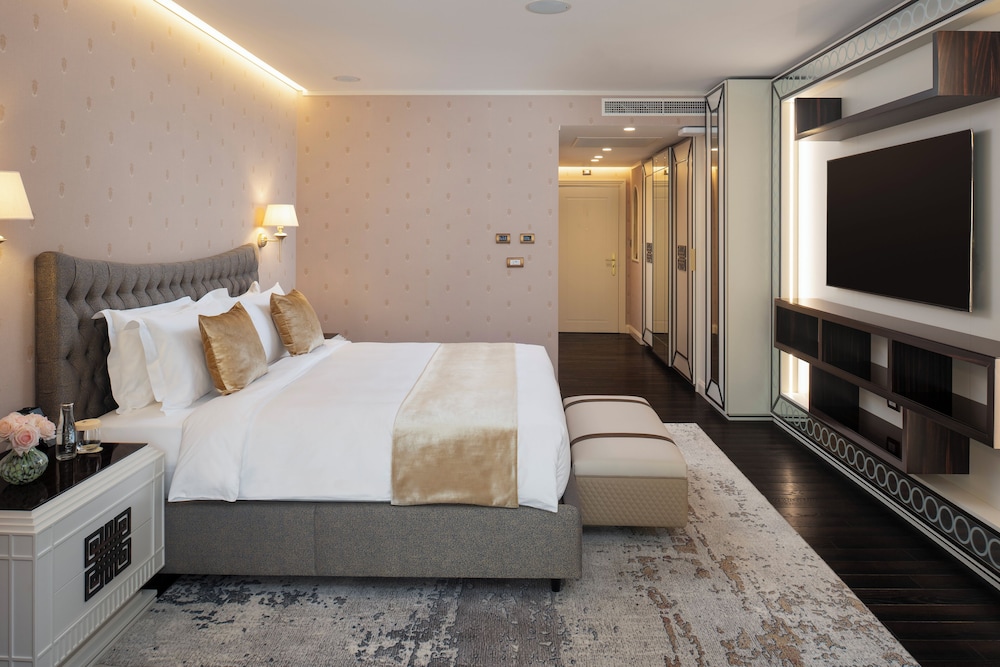 Deluxe Room, 1 King Bed photo 1