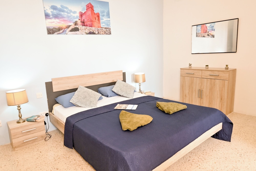 Family Apartment, Multiple Bedrooms (Sea Blue Horizon Qawra Bay 2)