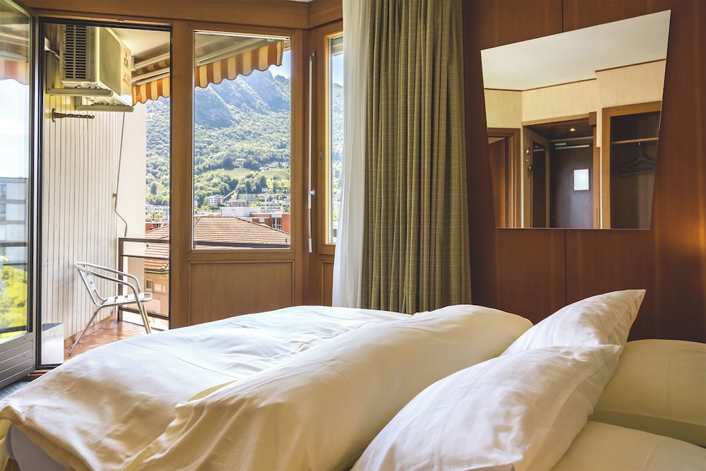 Single Room, 1 Queen Bed photo 3