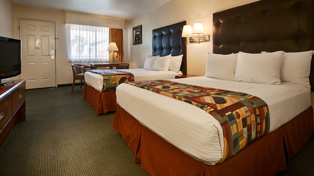 Standard Room, 2 Queen Beds, Non Smoking, Refrigerator & Microwave photo 2