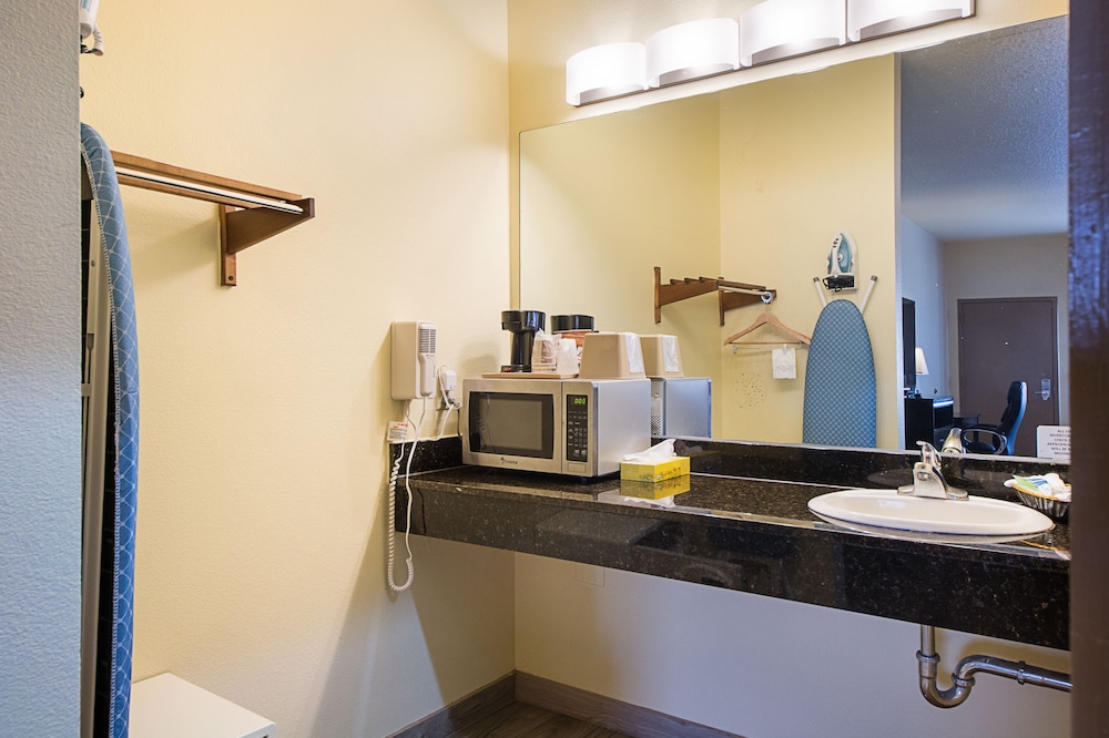 Standard Room, 1 Bedroom, Non Smoking, Refrigerator & Microwave photo 2