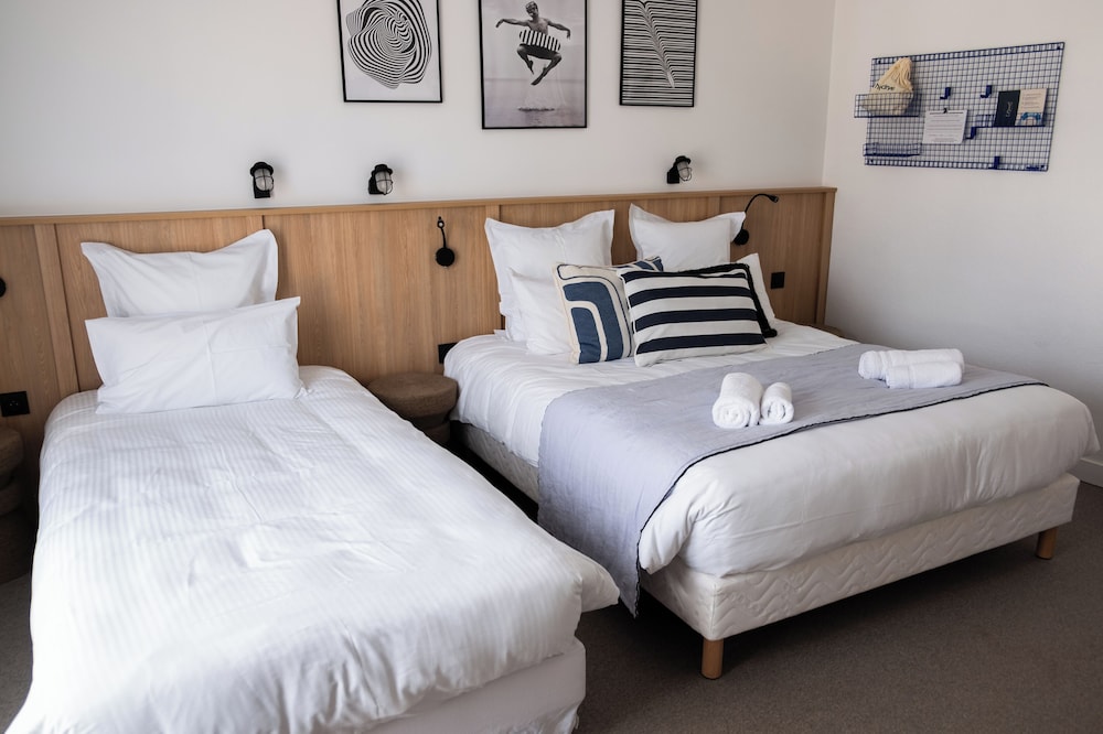 Economy Triple Room, City View photo 2