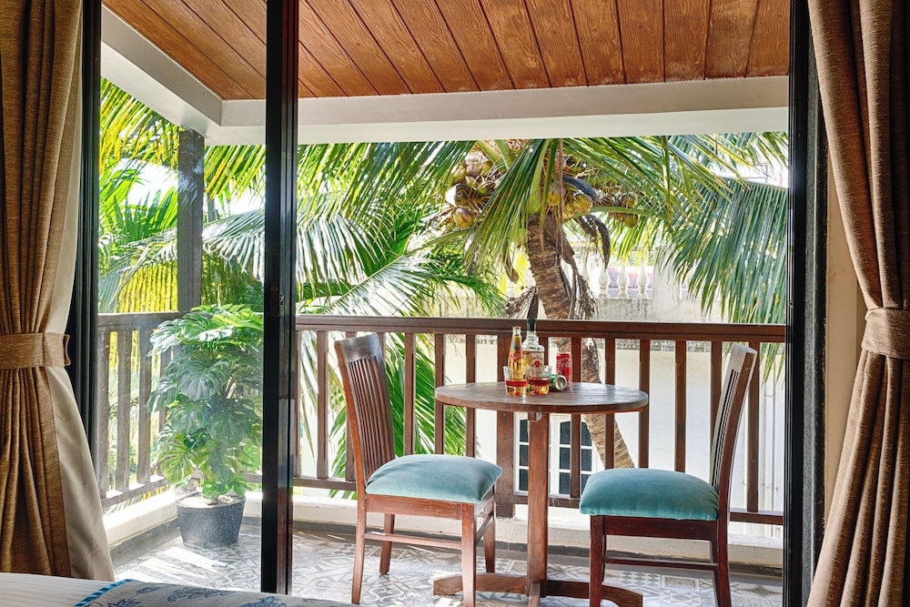 Premium room with living area and balcony - Photo 6