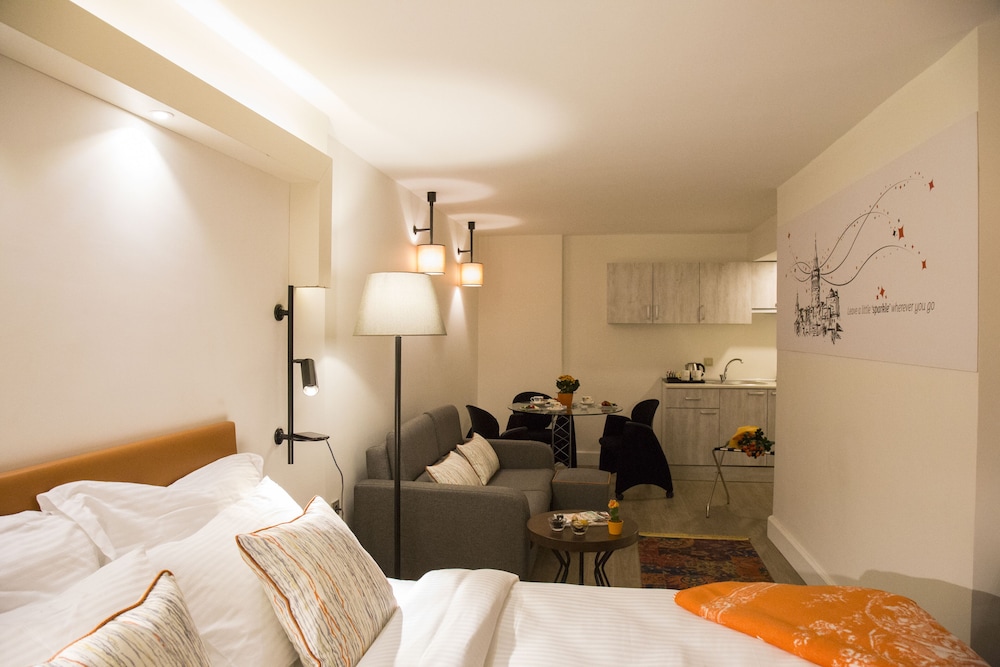 Family Studio, 1 Queen Bed photo 2