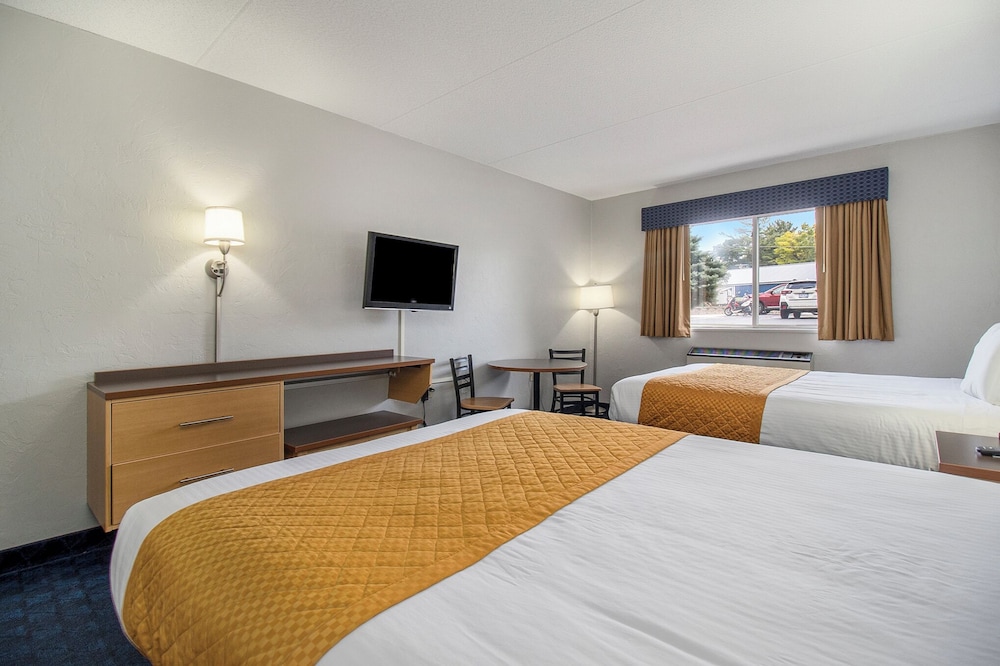 Standard Room, 2 Queen Beds, Refrigerator photo 3