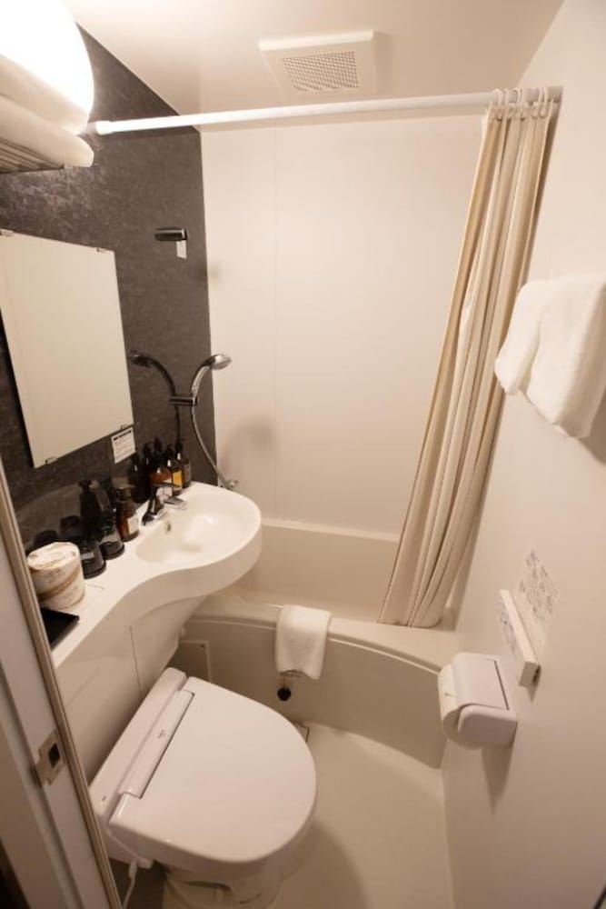 Economy Double Room, 1 Queen Bed thumbnail 5