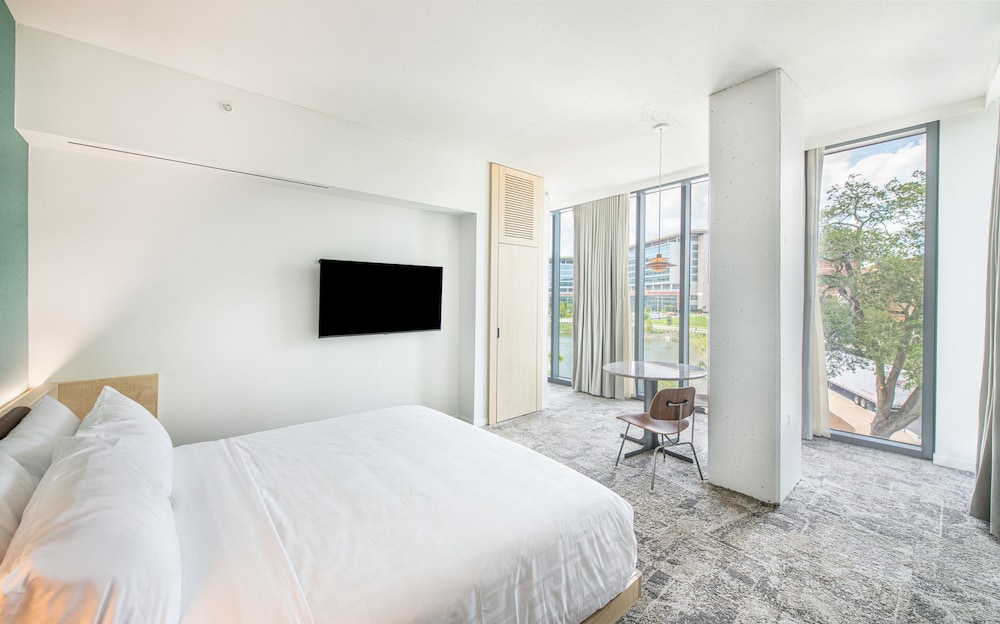 Suite, Lake View - Photo 1