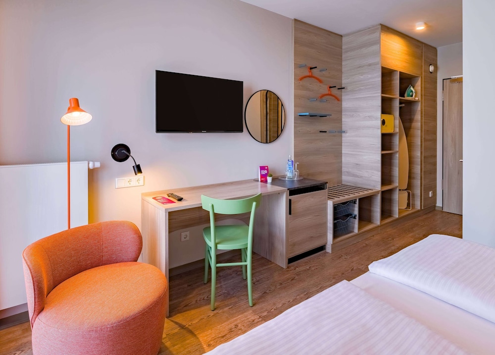 Deluxe Room, Multiple Beds - Photo 7