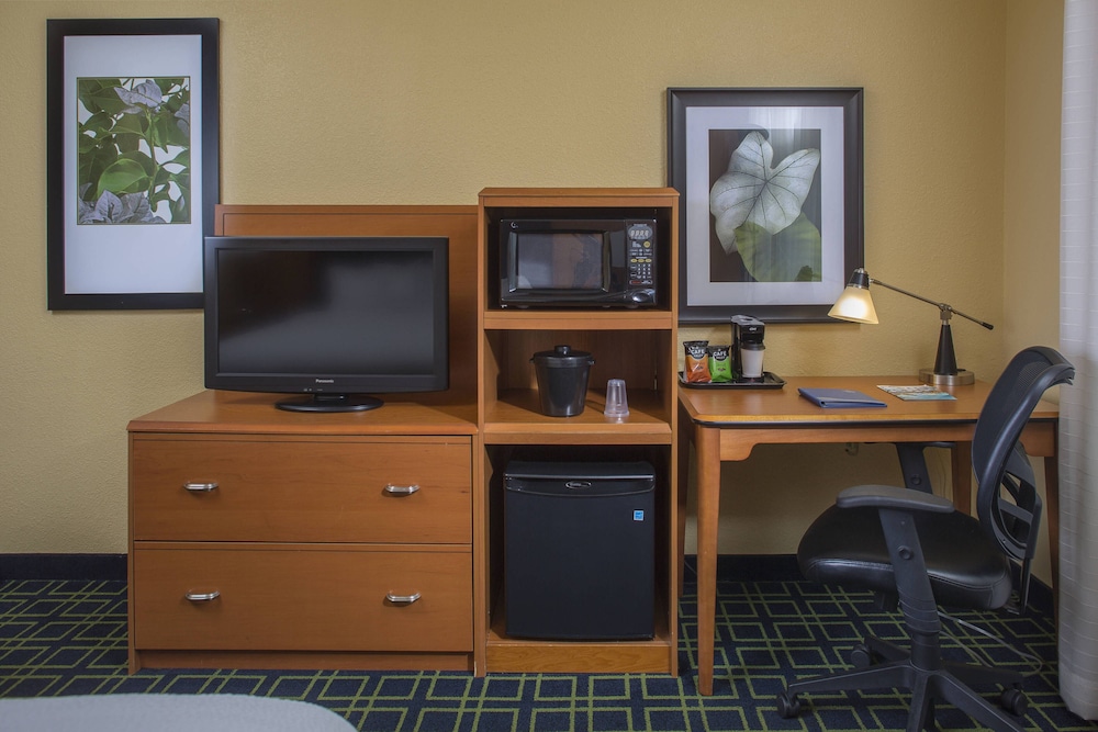 Room, 2 Queen Beds (Mobility Accessible, Tub) photo 2