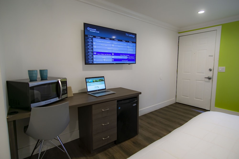 Executive Room, 1 King Bed, Non Smoking, Refrigerator & Microwave - Photo 4