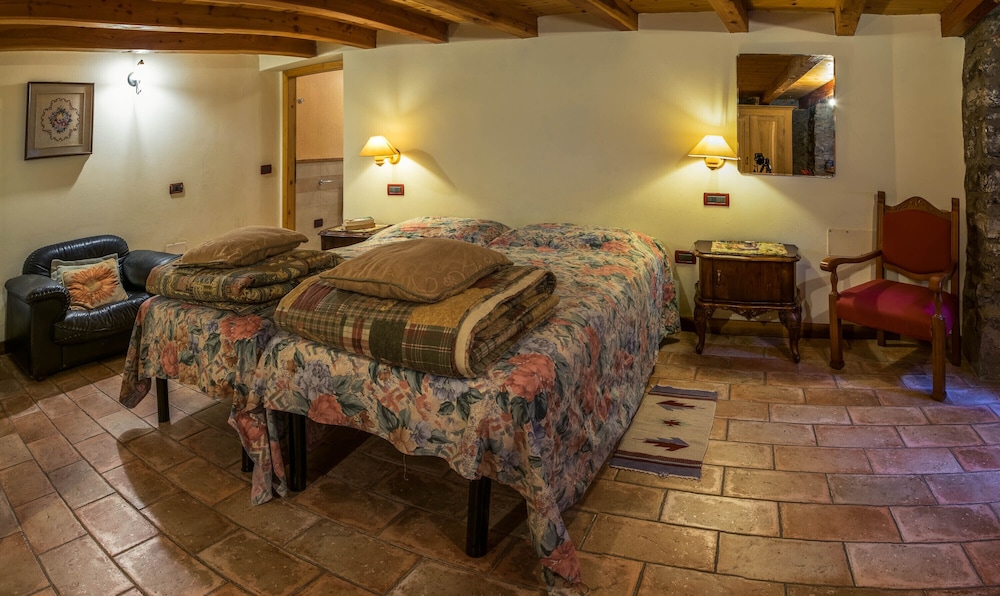 Family Apartment, 2 Bedrooms, 2 Bathrooms, Courtyard Area photo 2