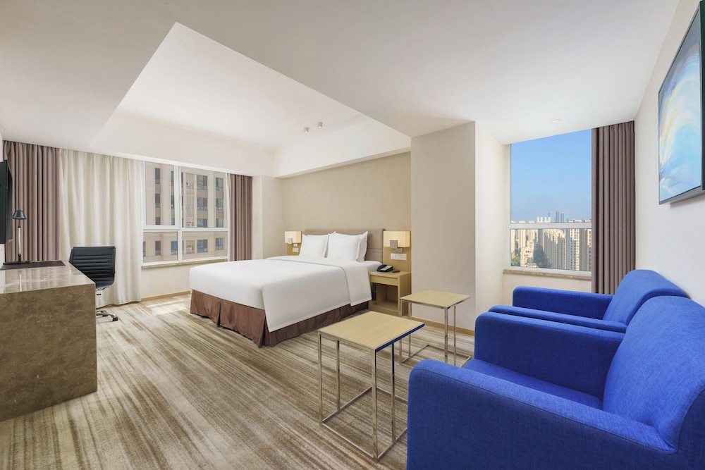 Standard Room, 1 King Bed (Extra Floor Space) photo 2
