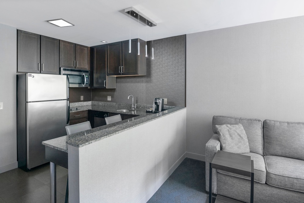 Suite, 1 Bedroom (Mobility/Hearing Accessible, Tub) photo 3