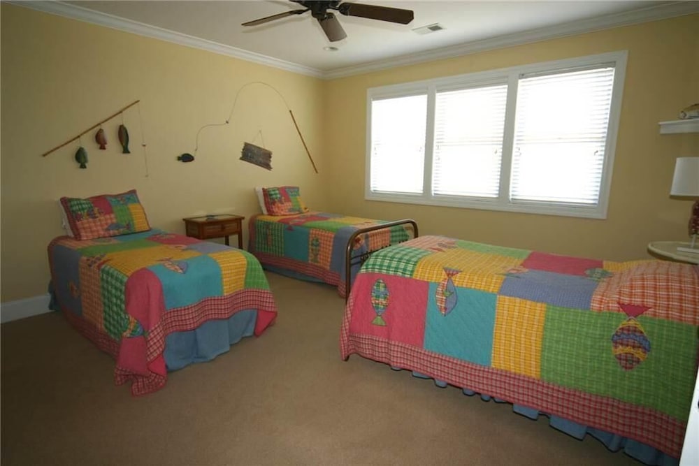 House, Multiple Beds (The Breakers) photo 3