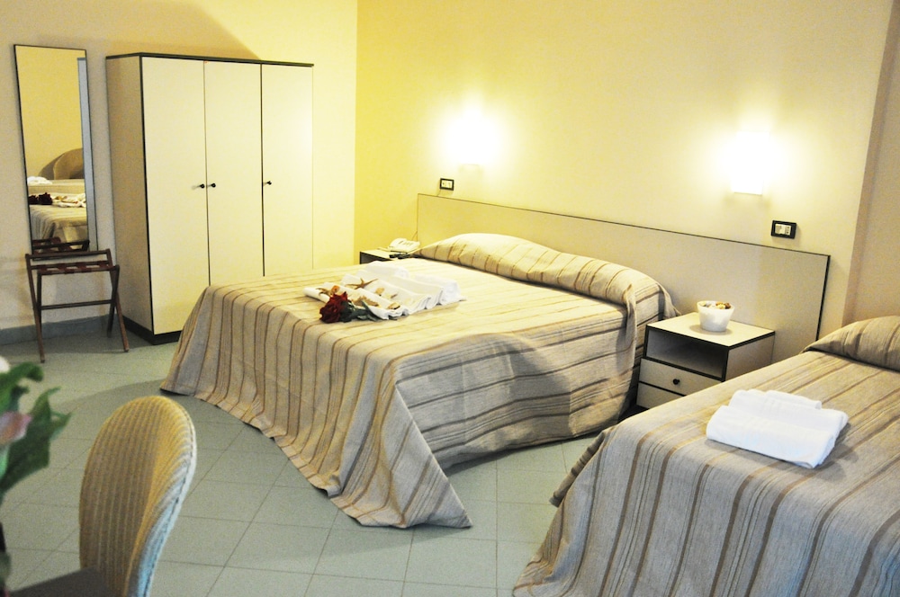 Superior Triple Room photo 2