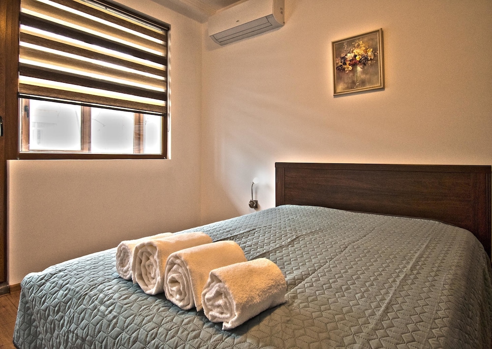 City Apartment, 2 Bedrooms photo 3