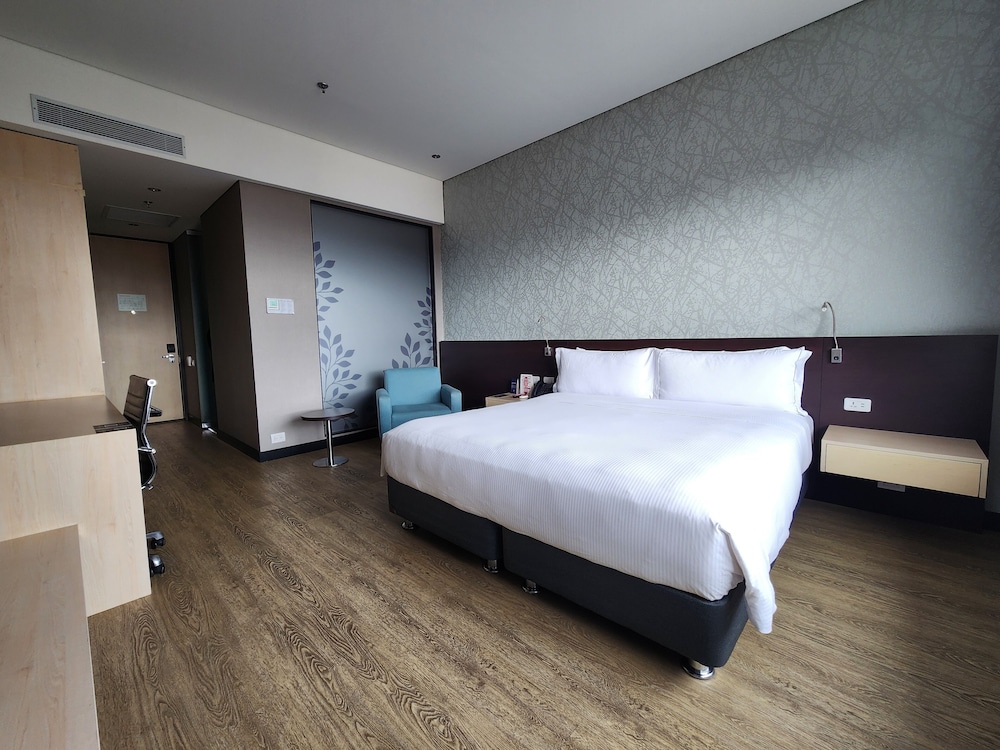 Room, 1 King Bed - Photo 4